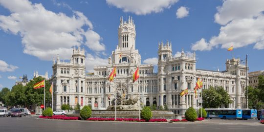 Palacio de Comunicaciones (también conocido como "edificio de Correos") y actual sede del Ayuntamiento de Madrid. Foto de Carlos Delgado (wikipedia).