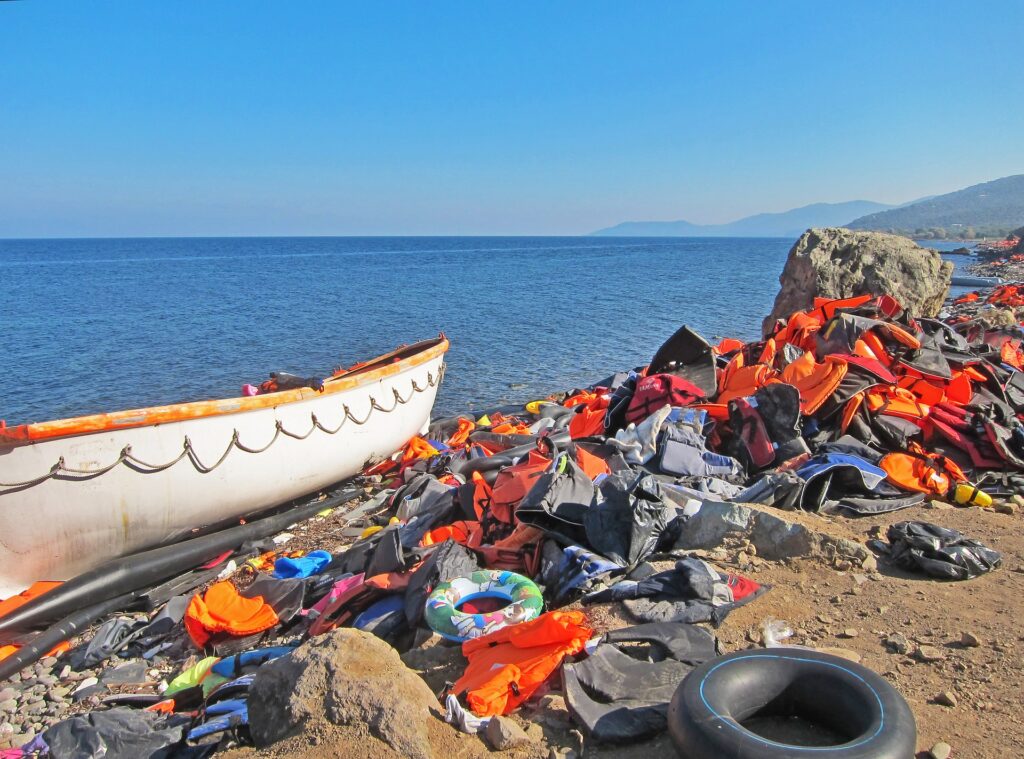 Imagen de chalecos abandonados por refugiados en las costas de Lesbos que sirve para ilustrar el post: Exilio, olvido y desengaño. Algunas figuras del fracaso