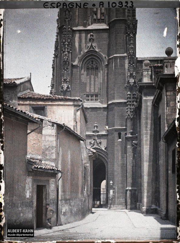 Espagne, Oviedo, Le bas de la tour de la Cathédrale et le porche vu de côté.