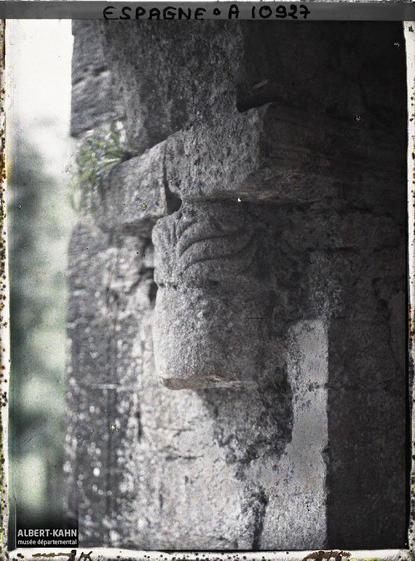 Espagne, Près Oviedo, Une des plus vieilles têtes de colonne du porche sans chapiteau à Sta Maria de N.