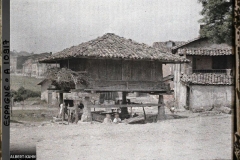 Espagne, Oviedo, Un vieux horreo du Pays Asturin à 4 pans pour les céréales (maïs surtout)