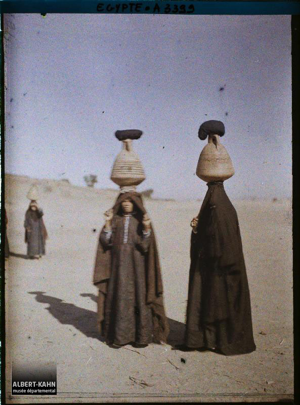Egypte, Edfou, Femmes venant de puiser de l'eau dans le Nil