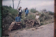 France, Maurepas, Recherche d'Obus boches dans le bois Douage
