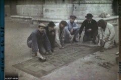 France, Paris, Fête du Cinquantenaire de la R.F. - Ouvriers posant l'une des dalles
