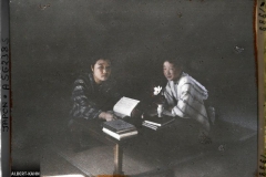 Japon, Matsumoto, Deux étudiantes à leur table de travail, type de campagne