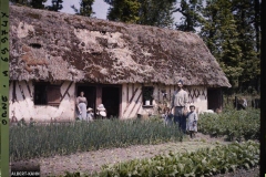 Famille dans un potager devant sa maison, Orne, Normandie, France, 4 juin 1911, (Autochrome, 9 x 12 cm), opérateur non mentionné, Département des Hauts-de-Seine, musée Albert-Kahn, Archives de la Planète, A 69 974 X