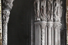 Espagne, Santiago de Compostela, L'un des piliers du narthex de la Cathédrale et sur la gauche le pilier Central