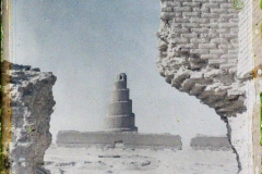 Irak, Samarra, Le minaret de la Malouya à travers une brèche du mur d'icelle