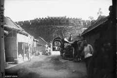 Porte nord, Tchoufou, Chine, 1 août 1912, (Positif sur verre noir et blanc, 9 x 12 cm), Stéphane Passet, Département des Hauts-de-Seine, musée Albert-Kahn, Archives de la Planète, A 69 075 X