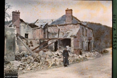 France, Elincourt Ste Marguerite, Guerre Mr Censier devant les ruines de sa Maison