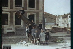 France, St Mihiel, Fort du Camp des Romains : Un canon s/la place avec des enfants