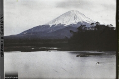 Japon, Yoshida, Le mont Fuji vu des lacs