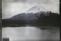 Le Mont Fuji (Fuji-san) vu du lac Shôji (Shôji-ko), Environs de Fuji-Yoshida, Japon, hiver 1926-1927, (Autochrome, 9 x 12 cm), Roger Dumas, Département des Hauts-de-Seine, musée Albert-Kahn, Archives de la Planète, A 70 451 XS