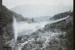 Vallée de la Daiyagawa ?, Japon, 1926-1927, (Autochrome, 9 x 12 cm), Roger Dumas, Département des Hauts-de-Seine, musée Albert-Kahn, Archives de la Planète, A 70 842 XS