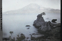 Sakurajima et bord de mer, Environs de Kagoshima, Japon, printemps 1927, (Autochrome, 9 x 12 cm), Roger Dumas, Département des Hauts-de-Seine, musée Albert-Kahn, Archives de la Planète, A 70 947 S