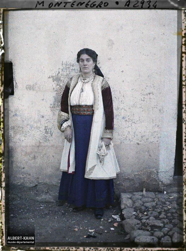 Monténégro, Cettigné, Une femme vêtue d'objets anciens (debout)