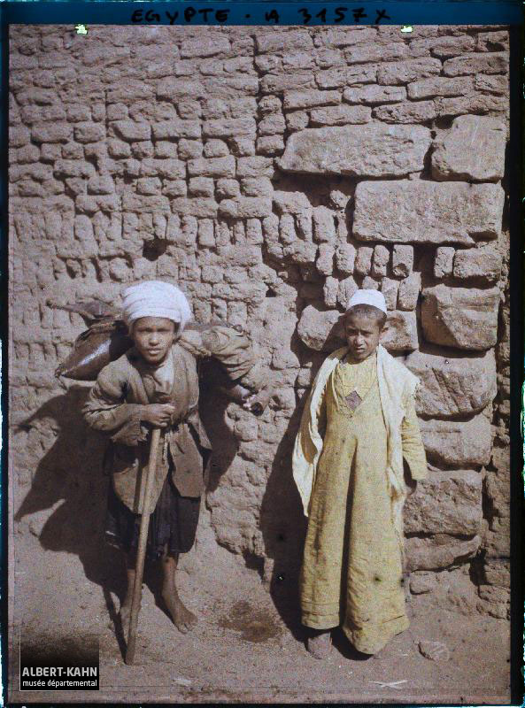 Egypte, Louksor, Deux enfants de Louksor, un musulman et un porteur d'eau Copte (costume jaune, musulman)