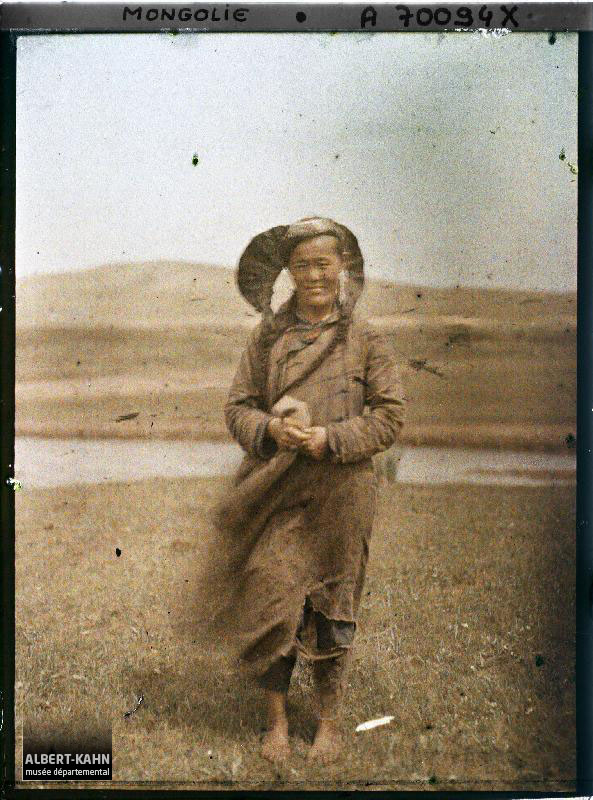 Une femme pauvre khalkha, Aux environs d'Ourga, Mongolie, juillet 1913, (Autochrome, 9 x 12 cm), Stéphane Passet, Département des Hauts-de-Seine, musée Albert-Kahn, Archives de la Planète, A 70 094 XS