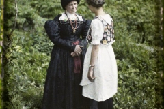Tyrol, Wolkenstein, Type de Costume de femme et de Jeune fille du Pays Groupe de deux