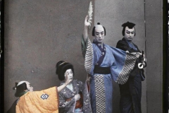 Théâtre Kabuki, quatre acteurs en costume, Tôkyô, Japon, mai 1927, (Autochrome, 12 x 9 cm),
Roger Dumas, Département des Hauts-de-Seine, musée Albert-Kahn, Archives de la Planète, A 68 630 X