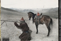Chasseur mongol descendu de cheval faisant une démonstration du maniement du fusil à pierre, Aux environs d'Ourga, Mongolie, 20 juillet 1913, (Autochrome, 9 x 12 cm), 
Stéphane Passet, Département des Hauts-de-Seine, musée Albert-Kahn, Archives de la Planète, A 70 129 XS