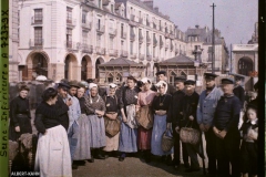 Groupe de personnes posant devant les arcades, Dieppe, Seine-Maritime, Normandie, France, 12 septembre 1920, (Autochrome, 9 x 12 cm), 
Georges Chevalier (?), Département des Hauts-de-Seine, musée Albert-Kahn, Archives de la Planète, A 72 379 X
