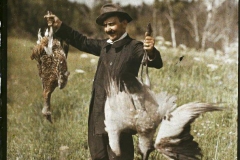 L'opérateur Stéphane Passet présentant le produit de sa chasse, Entre Kiakhta et Ourga, Transbaïkalie, Mongolie, juillet 1913, (Autochrome, 9 x 12 cm), 
Stéphane Passet, Département des Hauts-de-Seine, musée Albert-Kahn, Archives de la Planète, A 73 545 XS