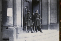 Prusse, Duisbourg, Affiche apposée s/ le Palais de Justice et Soldats Belges