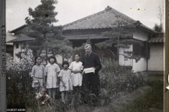 Japon, Matsushima, Groupe de fillettes, vêtements européens et missionnaire français (père Asselin)