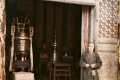 Yonghegong (« palais de l'Harmonie et de la Concorde » ), Pékin, Chine, 1912-1913, (Autochrome, 12 x 9 cm),
Stéphane Passet, Département des Hauts-de-Seine, musée Albert-Kahn, Archives de la Planète, A 68 590 X