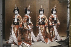 Quatre femmes en costumes de théâtre kabuki, Tôkyô, Japon, mai 1927, (Autochrome, 9 x 12 cm), 
Roger Dumas, Département des Hauts-de-Seine, musée Albert-Kahn, Archives de la Planète, A 68 891 XS