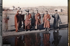 Un groupe de lamas près de l’entrée sud du Shar Ord (Palais jaune), Ourga, Mongolie, 24 juillet 1913, (Autochrome, 9 x 12 cm),
Stéphane Passet, Département des Hauts-de-Seine, musée Albert-Kahn, Archives de la Planète, A 70 248 XS