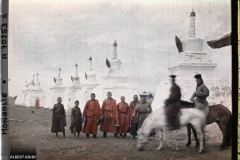 Un groupe de lamas près du « mur »  de stupa qui marque les limites de Gandan à l’ouest et au nord, Ourga, Mongolie, 21 juillet 1913, (Autochrome, 9 x 12 cm), 
Stéphane Passet, Département des Hauts-de-Seine, musée Albert-Kahn, Archives de la Planète, A 70 253 XS