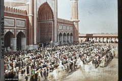 La prière du vendredi dans la cour de la Grande Mosquée (Jama Masjid), Delhi, Indes, 23 janvier 1914, (Autochrome, 9 x 12 cm), 
Stéphane Passet, Département des Hauts-de-Seine, musée Albert-Kahn, Archives de la Planète, A 70 603 XS