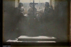 Groupe sculpté (descente de croix), Ménévillers, France, 21 octobre 1915, (Autochrome, 9 x 12 cm),
Stéphane Passet, Département des Hauts-de-Seine, musée Albert-Kahn, Archives de la Planète, A 74 178