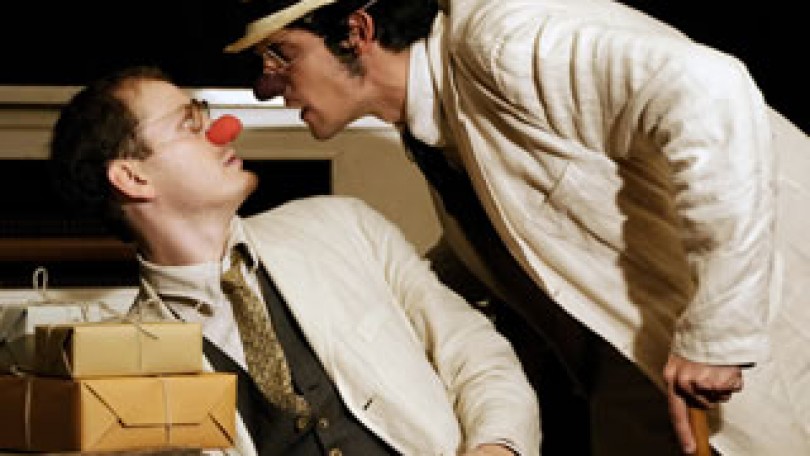 El hombre de la flor en la boca