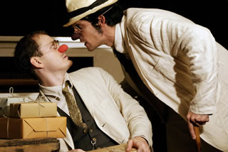 El hombre de la flor en la boca