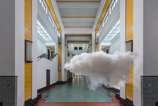 Berndnaut Smilde, “Nimbus Kunstmuseum Hal”, 2021. ©Berndnaut Smilde. Fotografía de Cassander Eeftinck Schattenkerk.