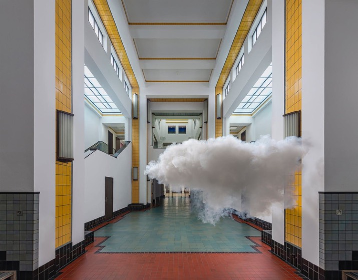 Berndnaut Smilde, “Nimbus Kunstmuseum Hal”, 2021. ©Berndnaut Smilde. Fotografía de Cassander Eeftinck Schattenkerk. Berndnaut Smilde, “Nimbus Kunstmuseum Hal”, 2021. ©Berndnaut Smilde. Fotografía de Cassander Eeftinck Schattenkerk.